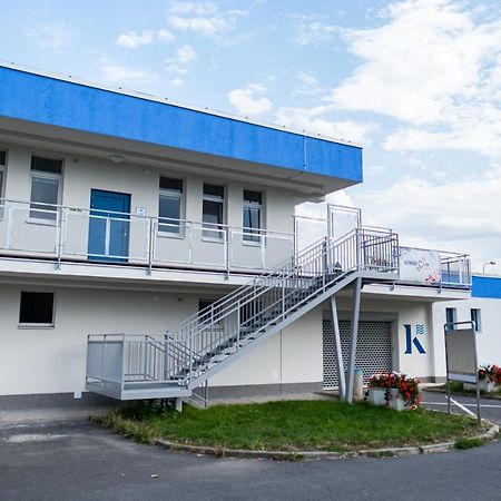 Ubytovna A Cykloubytovna Koupaliste Kadaň Exteriör bild